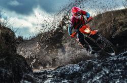 开云下载-友谊赛的寒光，当奥亚尔萨瓦尔的稳定，照见巴萨巨星的起伏之殇