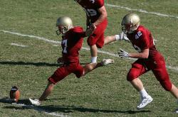 开云体育官方网站-球速与智慧的角力，西西帕斯年终总决赛高光，如何揭示了网球场地的唯一真理？