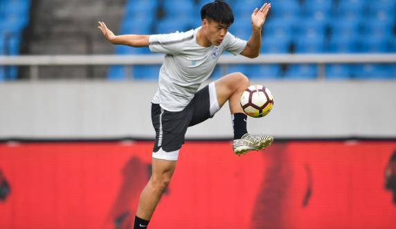 新晋球员崭露头角，实力受到瞩目