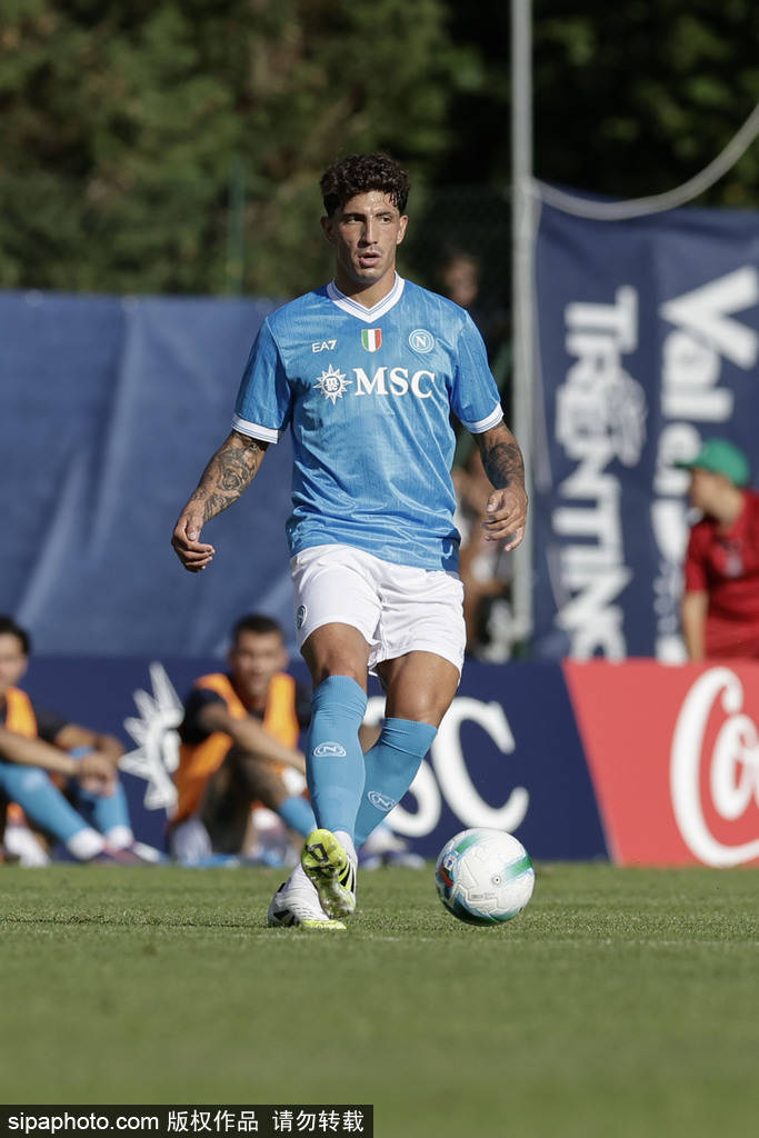 包含国米中场表现出色，球队士气高昂的词条