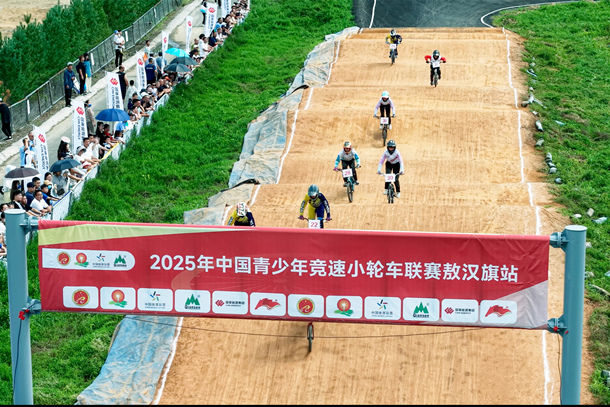 小轮车赛场硝烟弥漫，选手们搏击