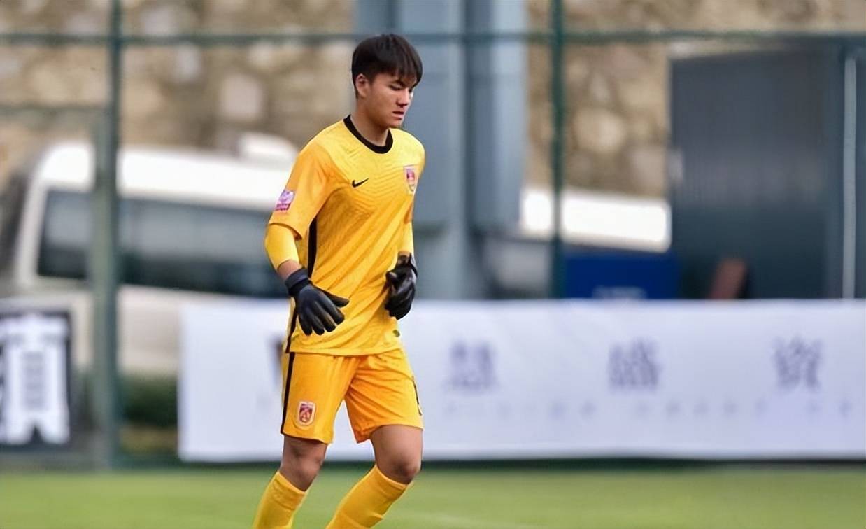 一位年轻球员在联赛中迅速崭露头角 一位年轻球员在联赛中迅速崭露头角