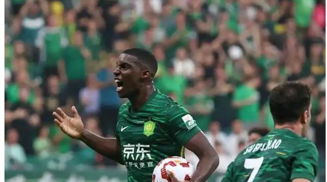 一位年轻球员在比赛中脱颖而出