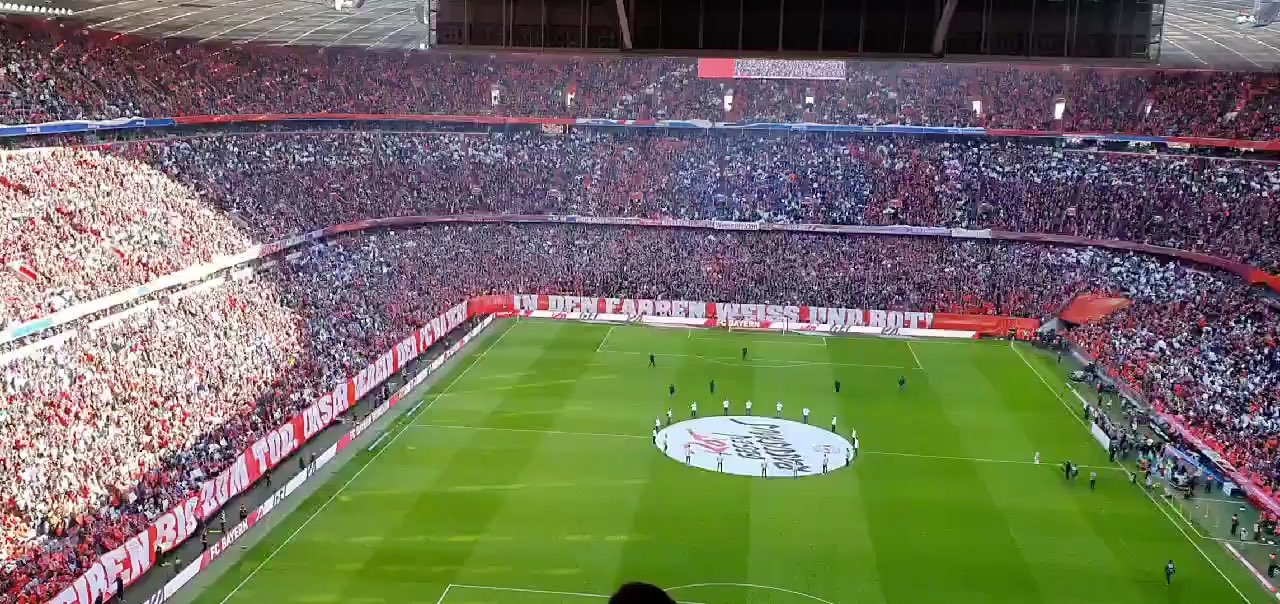 法兰克福球迷支持声势浩大,壮观场面吸引眼球的简单介绍 法兰克福球迷支持声势浩大,壮观场面吸引眼球的简单介绍