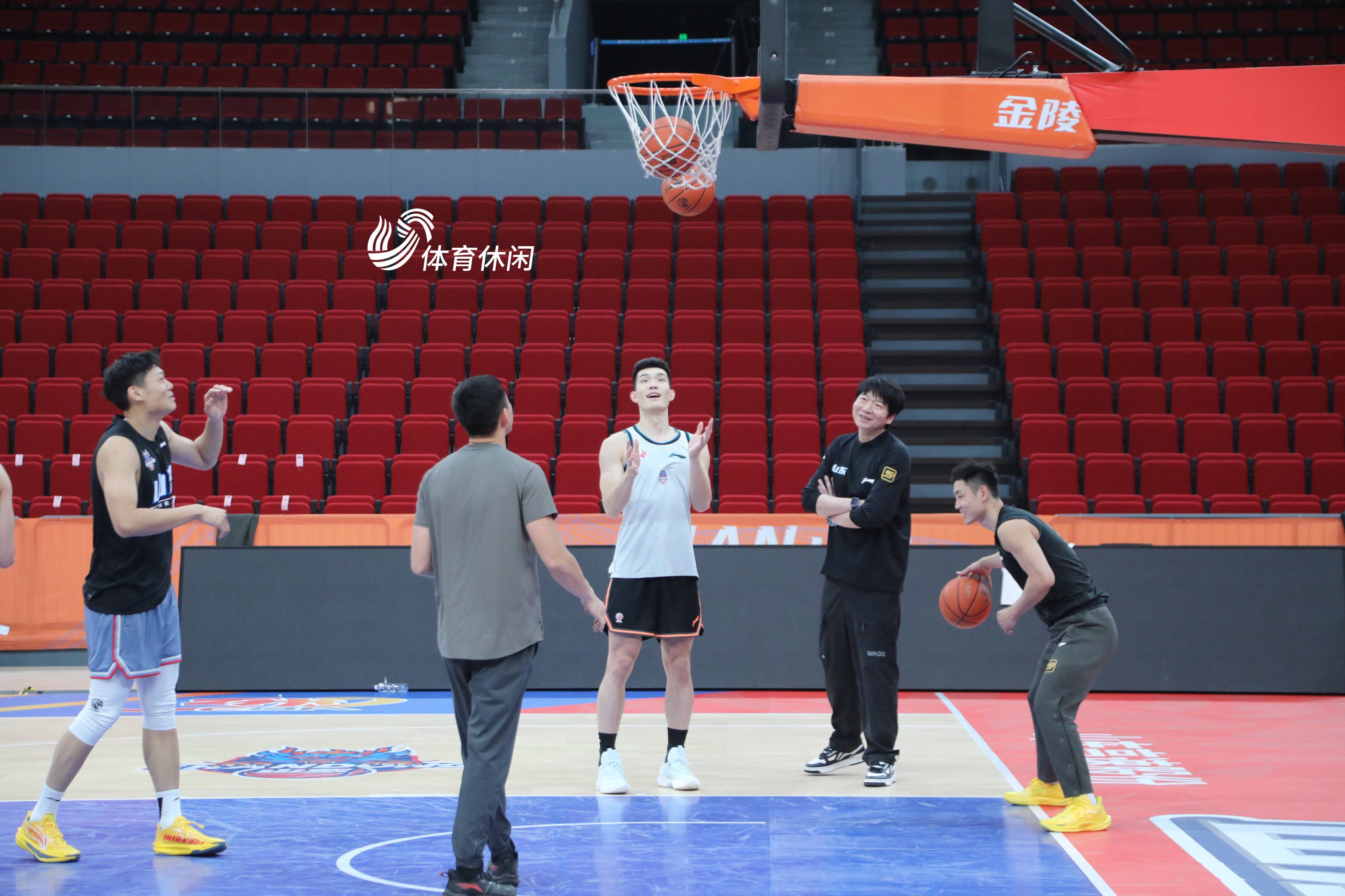 关于上海男篮险胜江苏队,积极备战下一场比赛的信息 关于上海男篮险胜江苏队,积极备战下一场比赛的信息