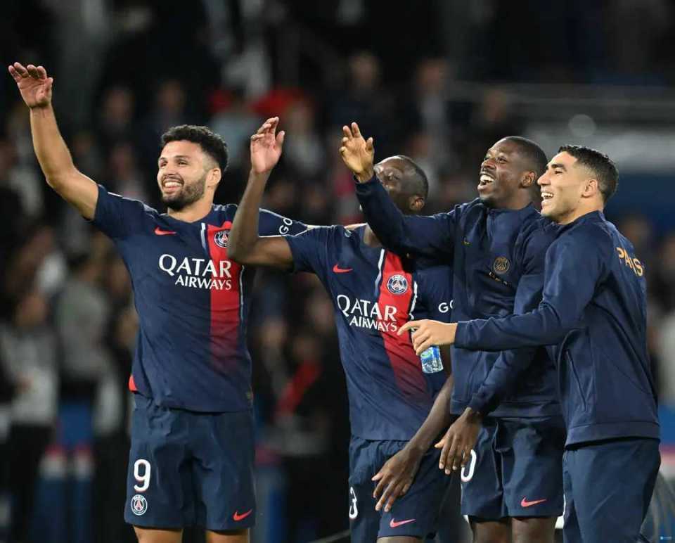 巴黎圣日耳曼后卫空中争顶，法国后防稳固冠军路