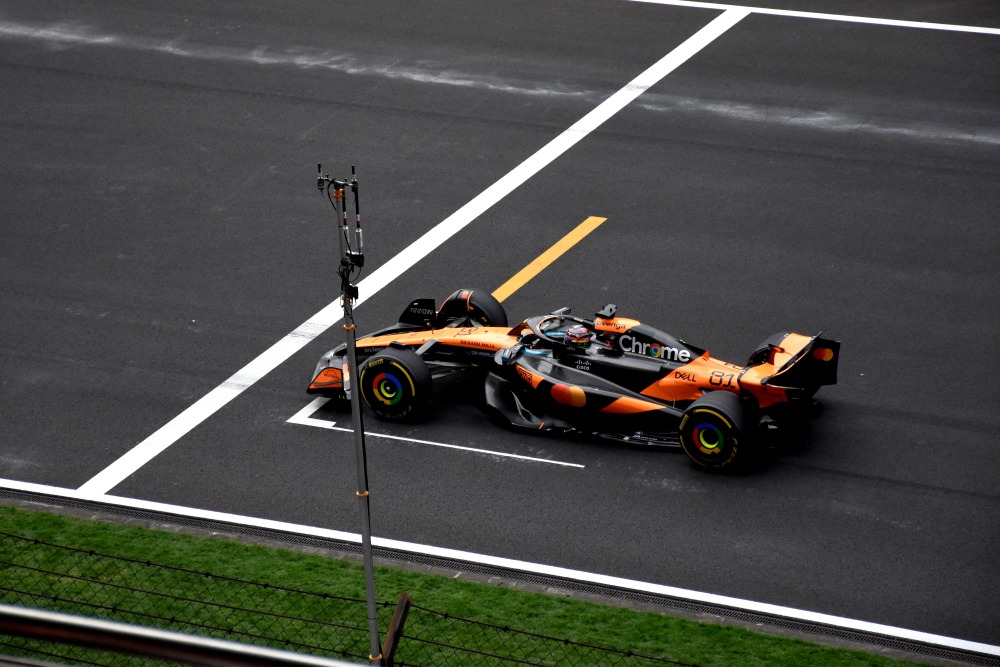 迈凯伦险胜阿斯顿马丁，拉塞尔点燃赛场的简单介绍