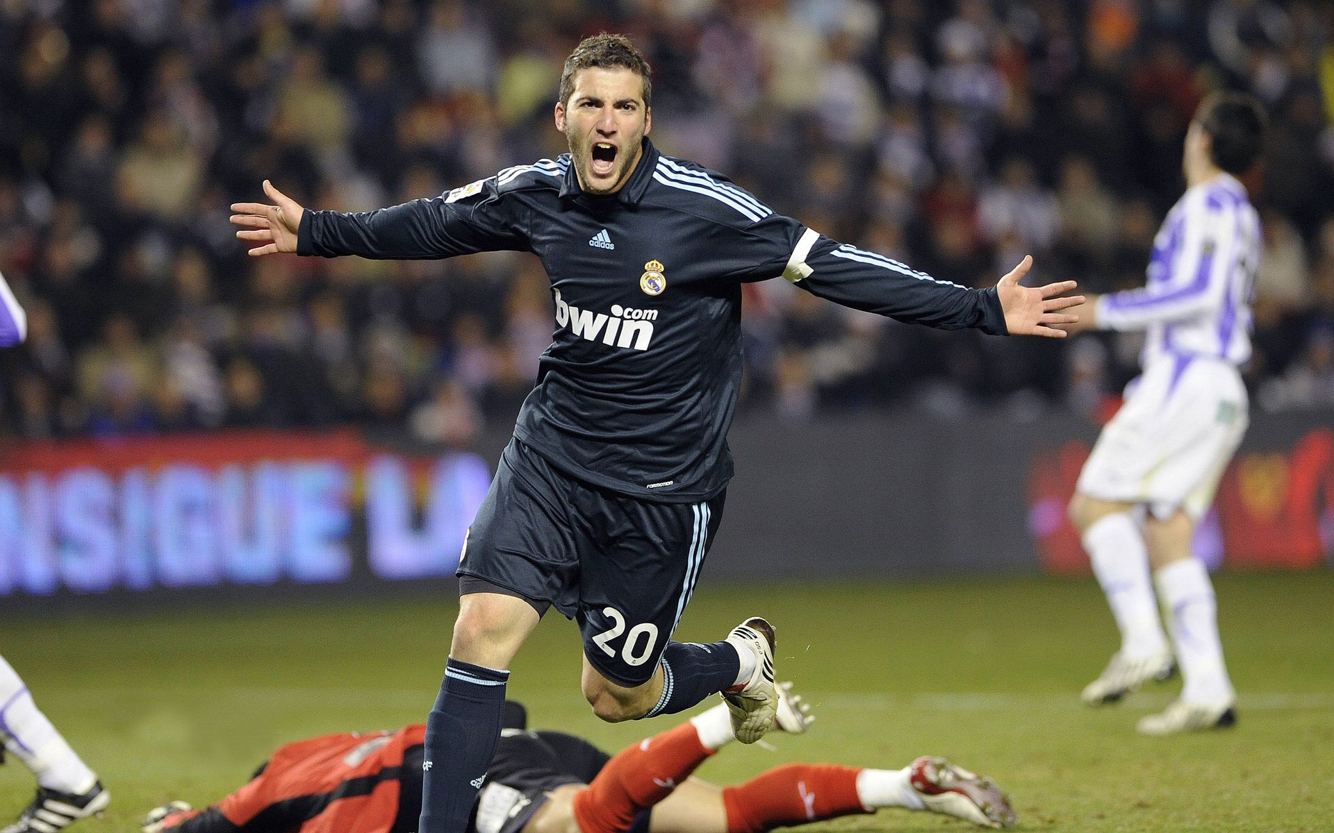 鏖战，蒂姆用最后火焰点燃年终总决赛的圣殿